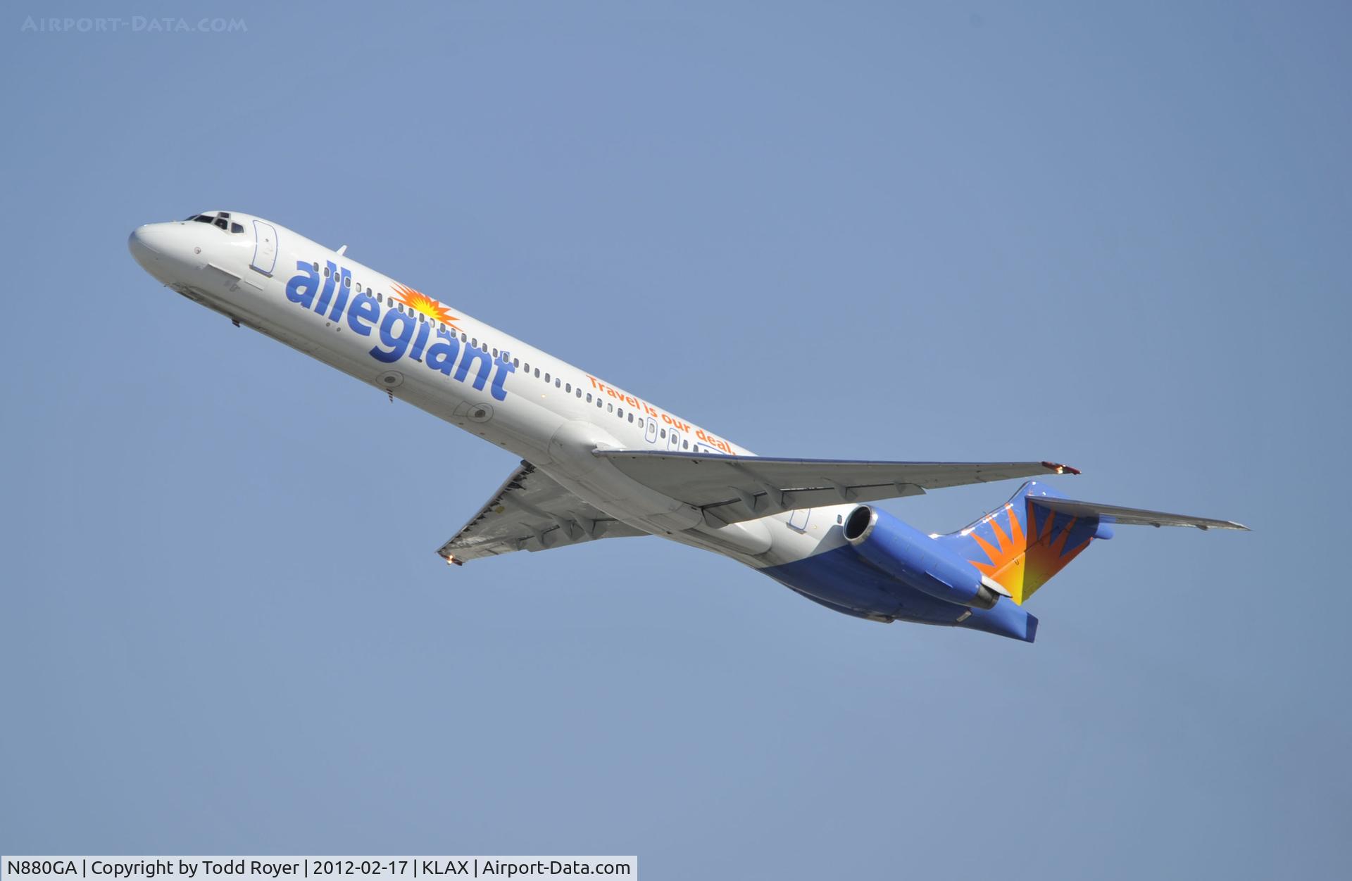 N880GA, 1991 McDonnell Douglas MD-83 (DC-9-83) C/N 49625, Departing LAXon 25R