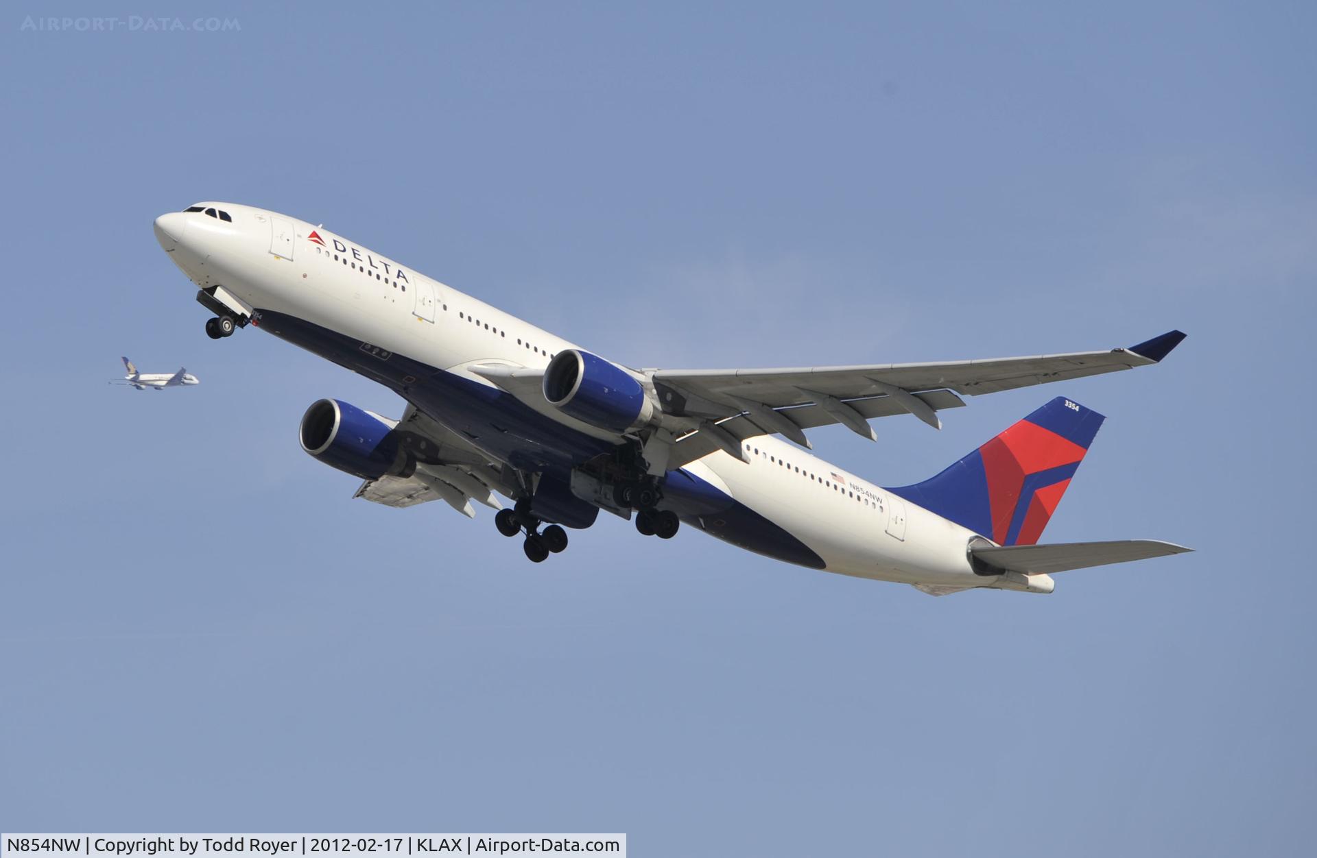 N854NW, 2004 Airbus A330-223 C/N 0620, Departing LAX on 25R