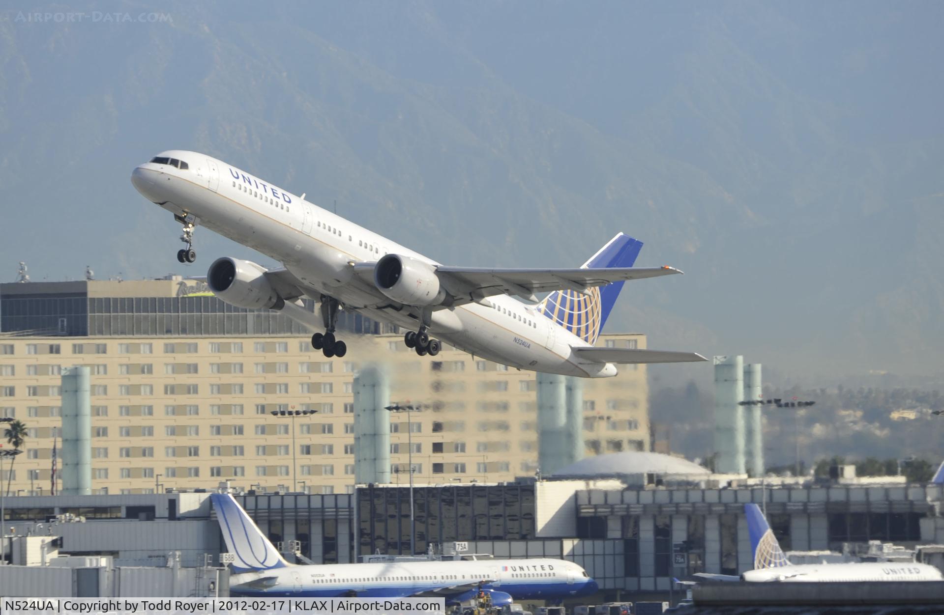 N524UA, 1990 Boeing 757-222 C/N 24977, Departing LAX on 25R