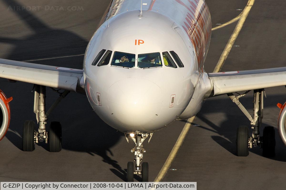 G-EZIP, 2005 Airbus A319-111 C/N 2514, Even the crew is taking pictures