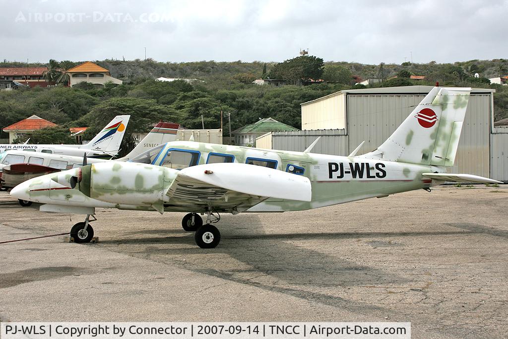 PJ-WLS, Piper PA-34-200T C/N 34-7670039, Thanks to the guy who let me walk around the small ramp for a few minutes.