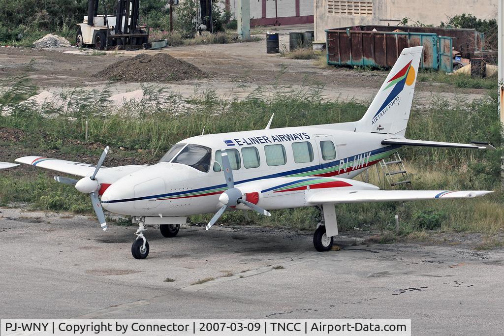 PJ-WNY, Piper PA-31-350 Chieftain C/N 31-7405200, Thanks to the guy who let me walk around the small ramp for a few minutes.