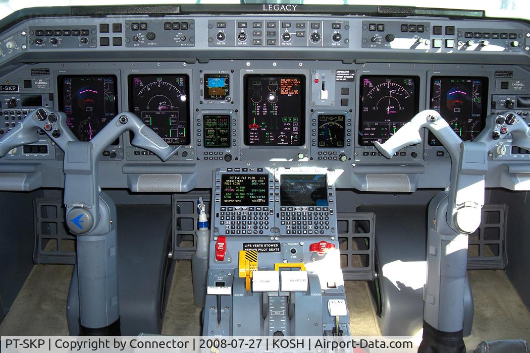 PT-SKP, 2008 Embraer ERJ-135BJ Legacy C/N 14500997, A little peek inside the cockpit.