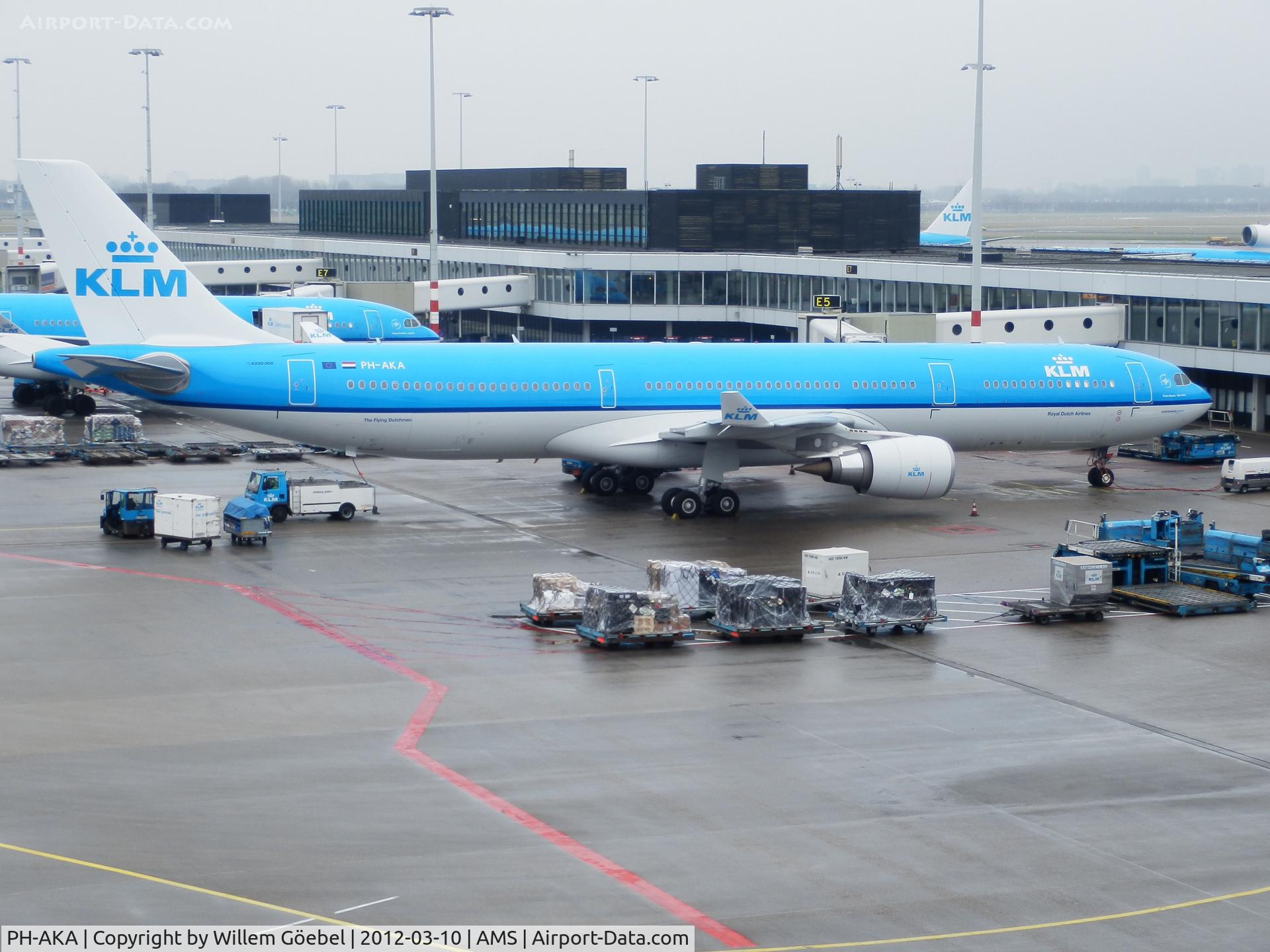 PH-AKA, 2012 Airbus A330-303 C/N 1287, Parking by the gate on Schiphol Airport
