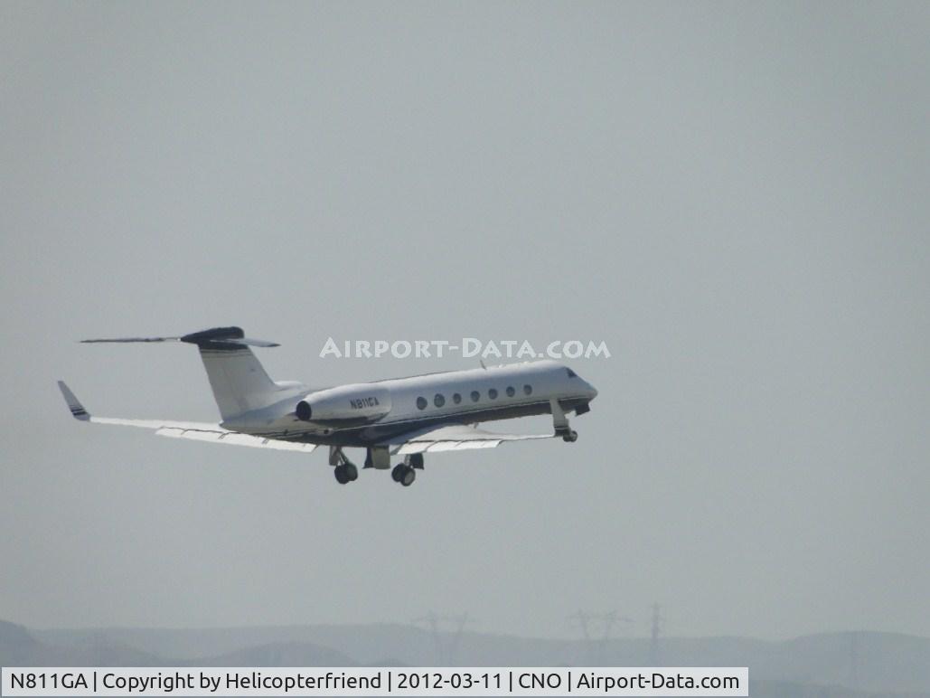 N811GA, 2003 Gulfstream Aerospace GV-SP (G550) C/N 5011, After taking off from runway 26R, retracting landing gear and headed west