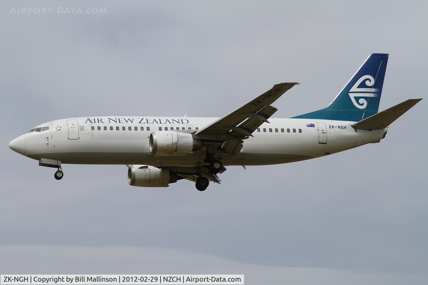 ZK-NGH, 1999 Boeing 737-319 C/N 25607, finals to 02