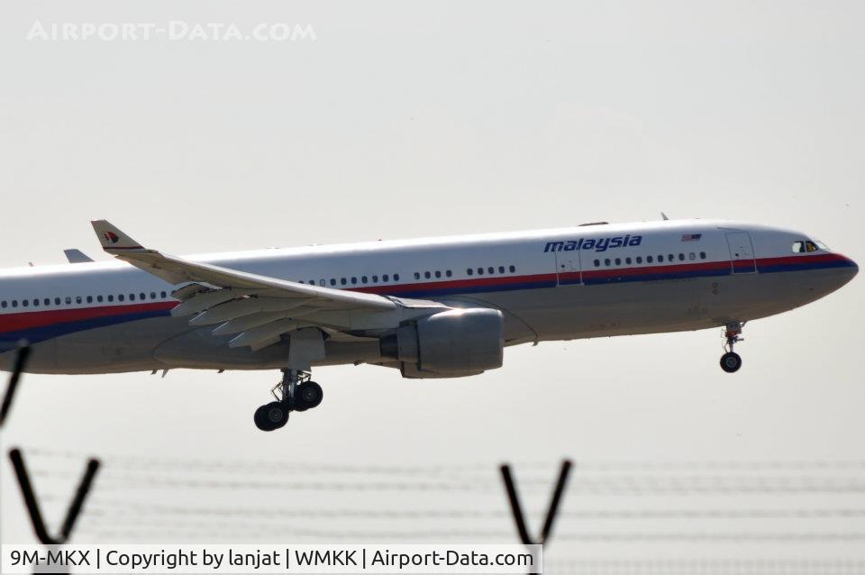 9M-MKX, 1999 Airbus A330-223 C/N 290, Close up shot