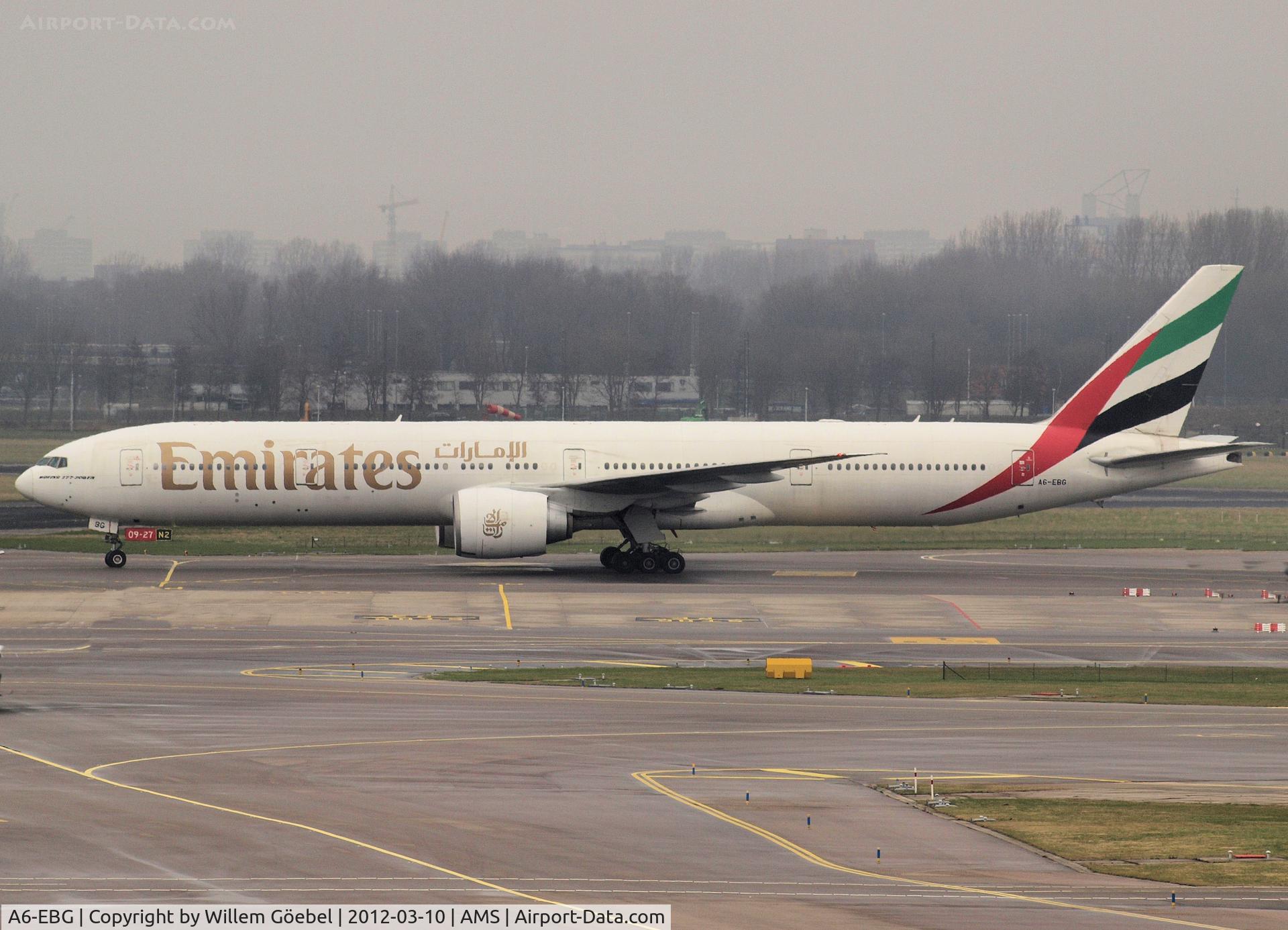 A6-EBG, 2005 Boeing 777-36N/ER C/N 33862, Landing on runway 27 of Schiphol Airport
