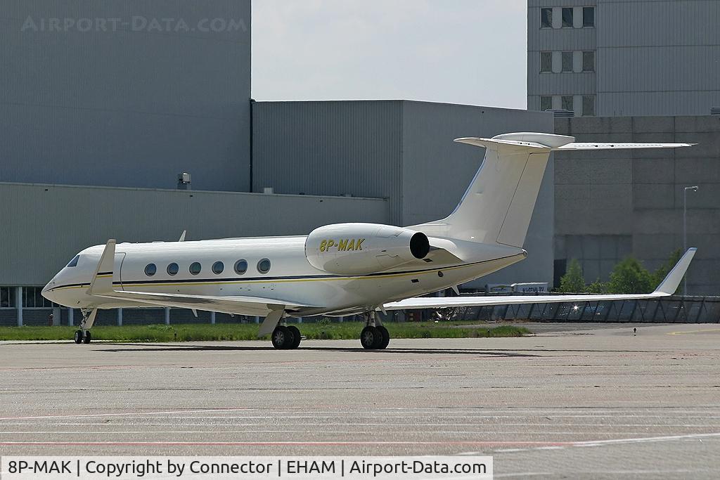 8P-MAK, Gulfstream Aerospace G-V Gulfstream V C/N 537, Waiting at Amsterdam.