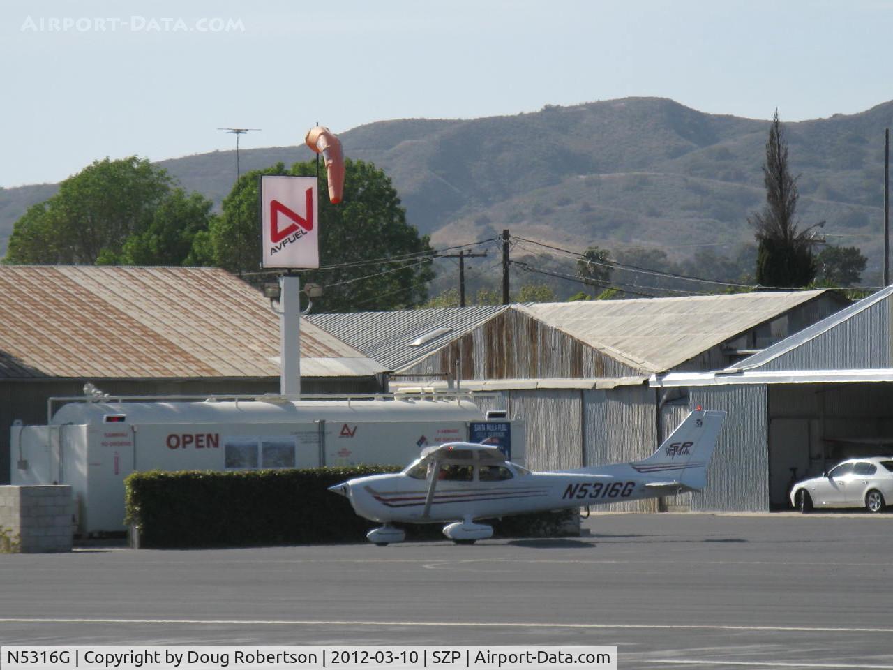 N5316G, Cessna 172S C/N 172S9294, 2005 Cessna 172S SKYHAWK SP, Lycoming IO-360-L2A 180 Hp, CS prop, refueling