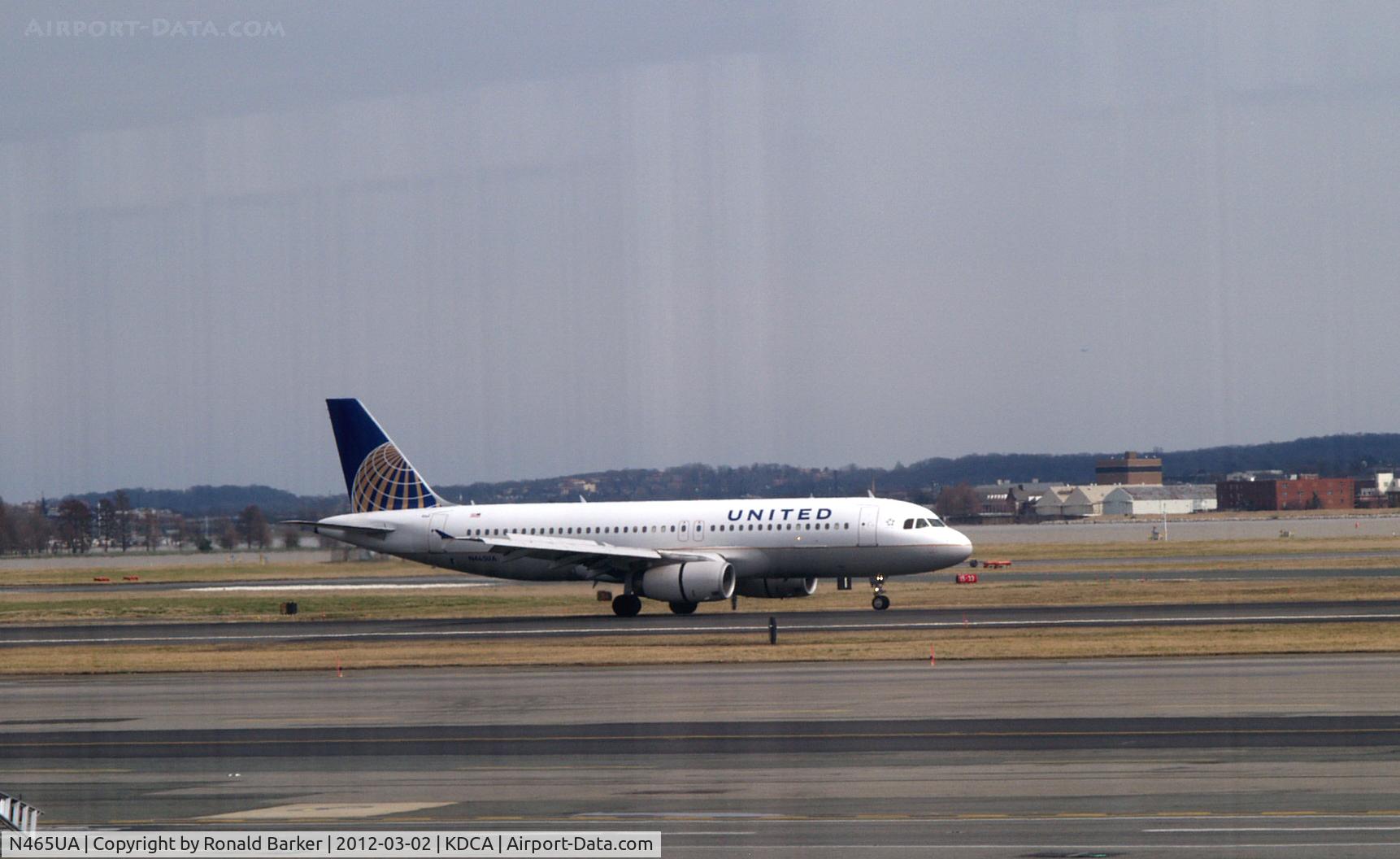 N465UA, 2000 Airbus A320-232 C/N 1341, Landing DCA