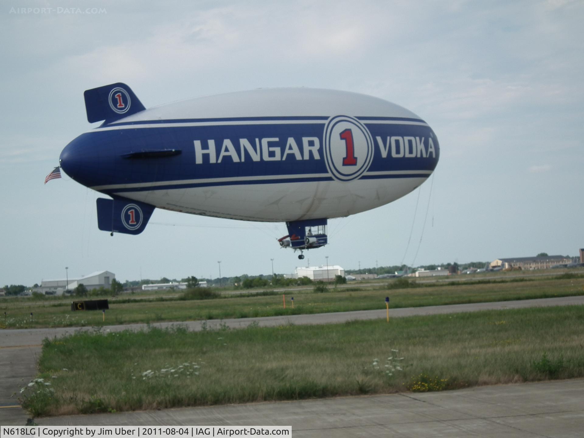 N618LG, 2000 American Blimp Corp A-60+ C/N 018, Settling in along TWY C at the 
