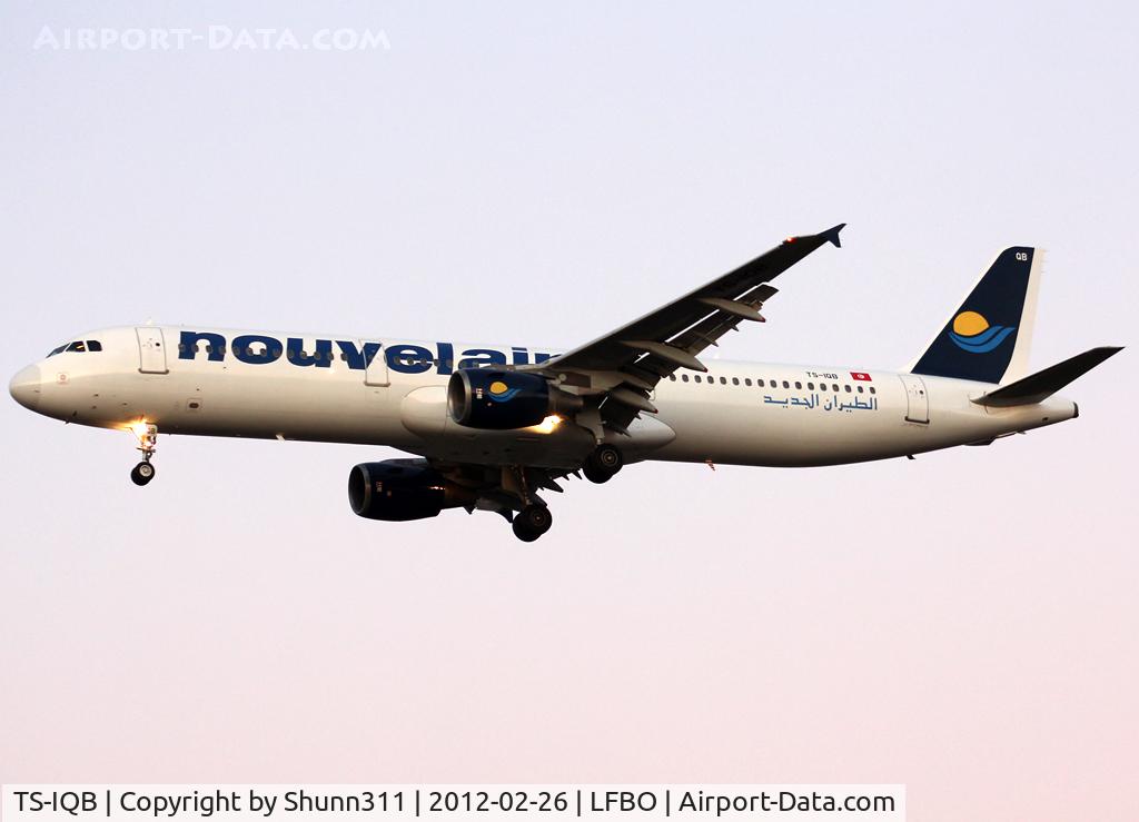 TS-IQB, 1999 Airbus A321-211 C/N 995, Landing rwy 32L with new titles
