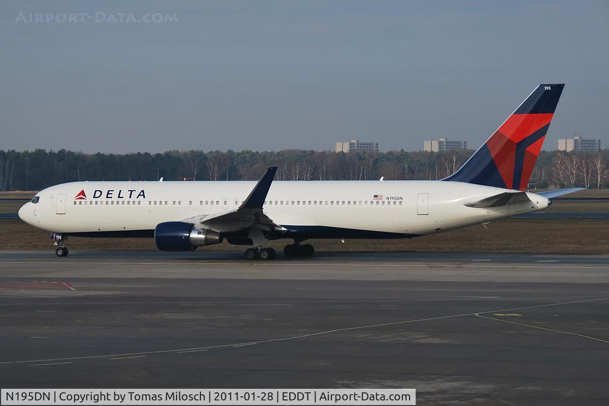 N195DN, 1997 Boeing 767-332 C/N 28452, 
