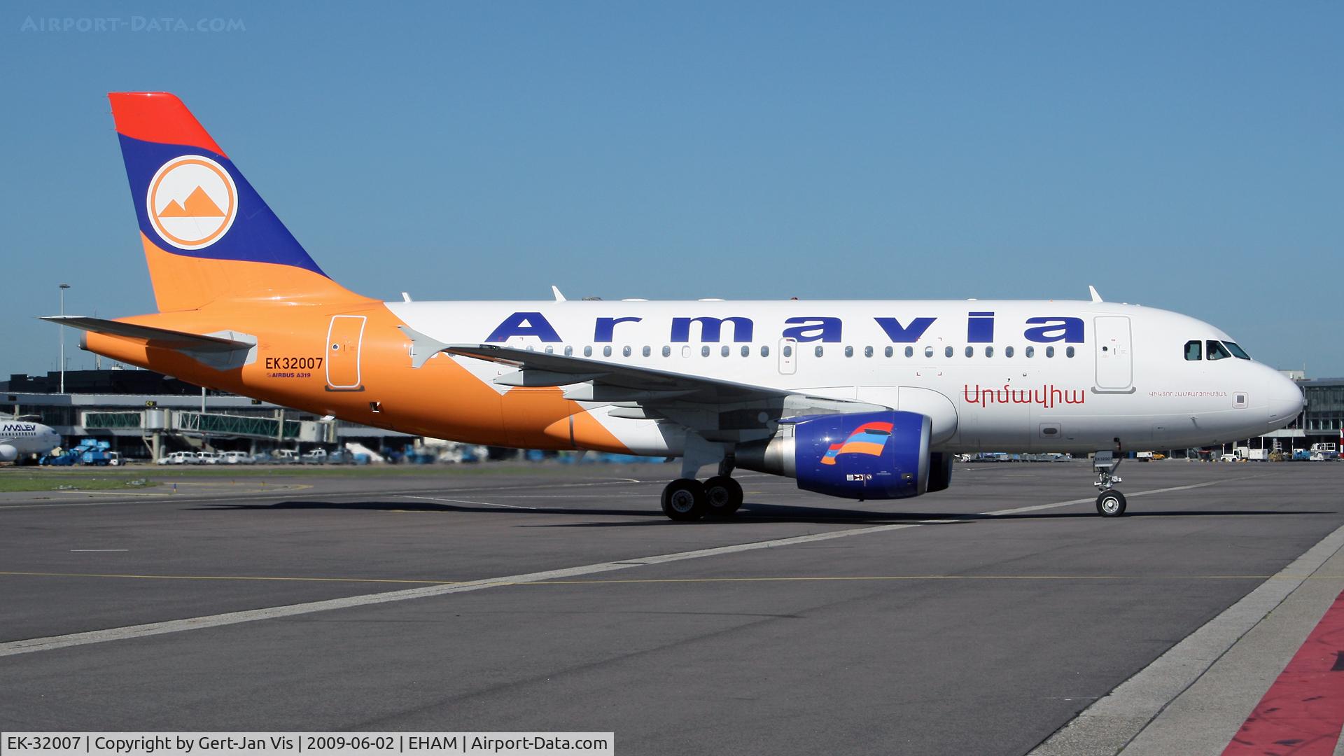 EK-32007, 2009 Airbus A319-111 C/N 3834, Almost at his stand