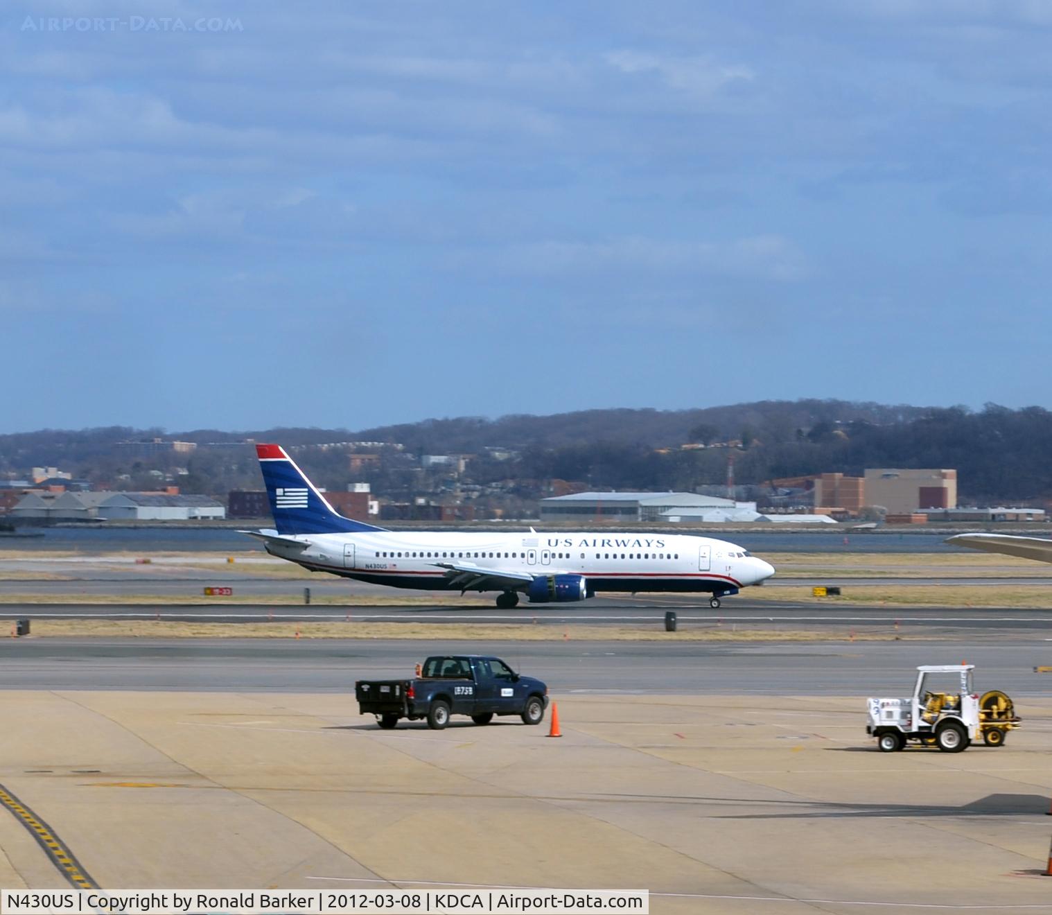 N430US, 1989 Boeing 737-4B7 C/N 24552, Landing DCA