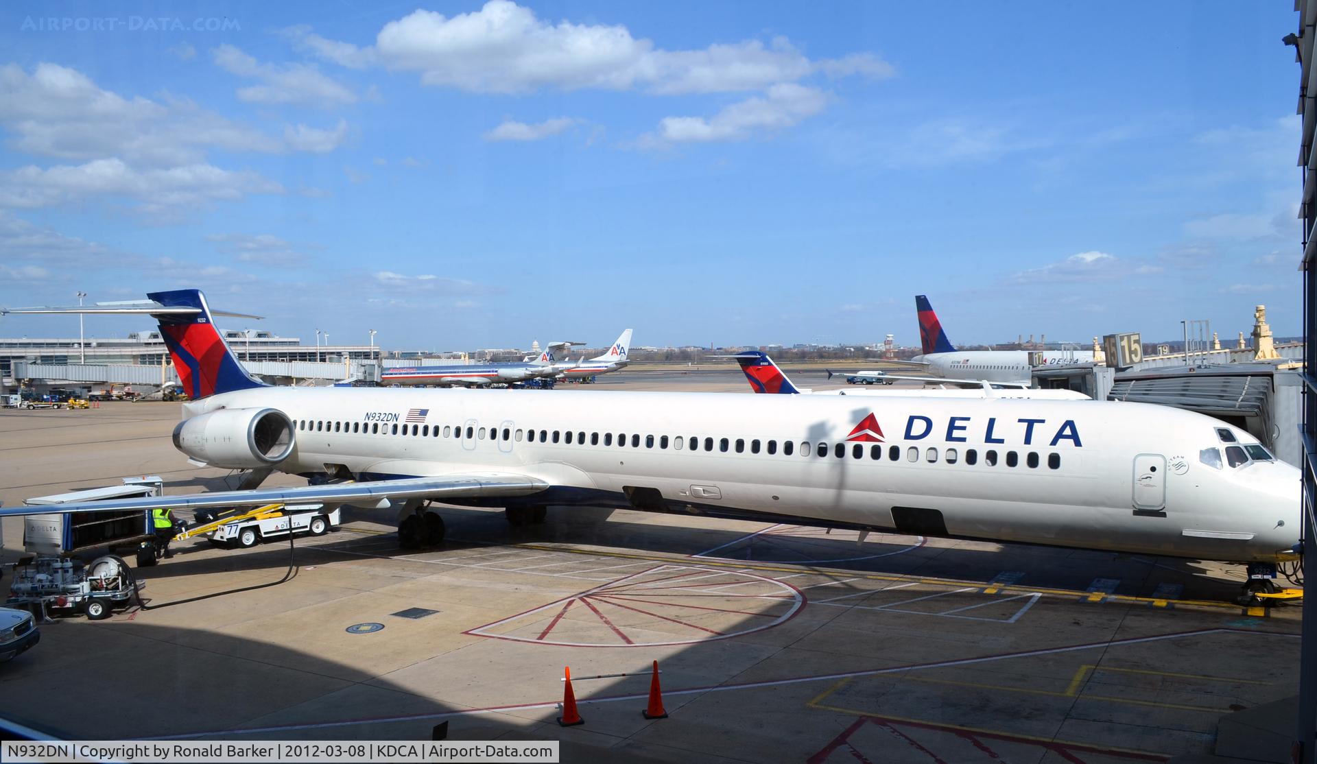 N932DN, 1996 McDonnell Douglas MD-90-30 C/N 53457, DCA, VA