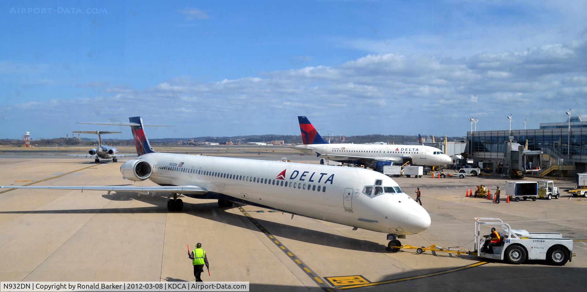 N932DN, 1996 McDonnell Douglas MD-90-30 C/N 53457, DCA, VA