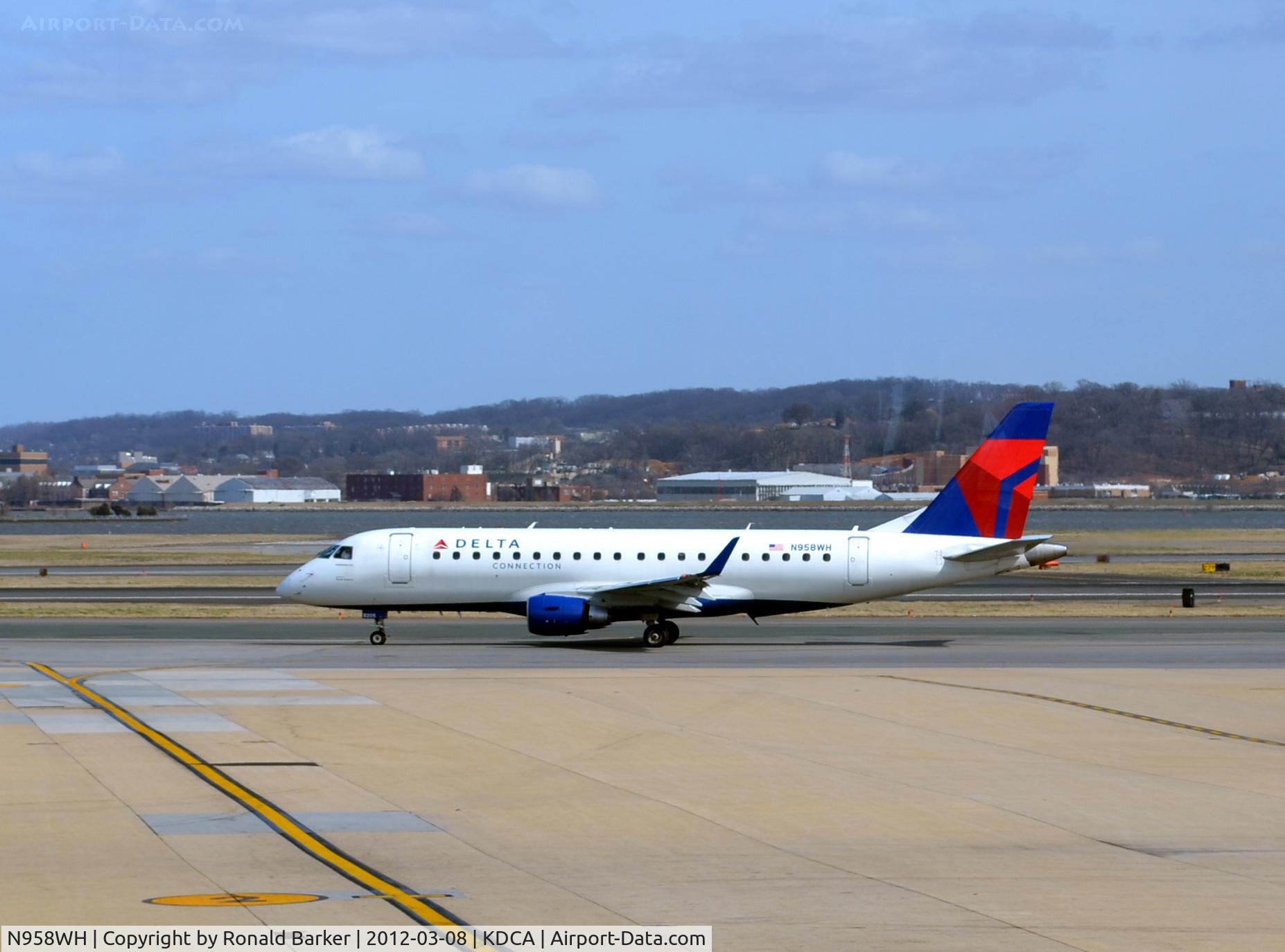 N958WH, 2008 Embraer 175LR (ERJ-170-200LR) C/N 17000248, Taxi DCA