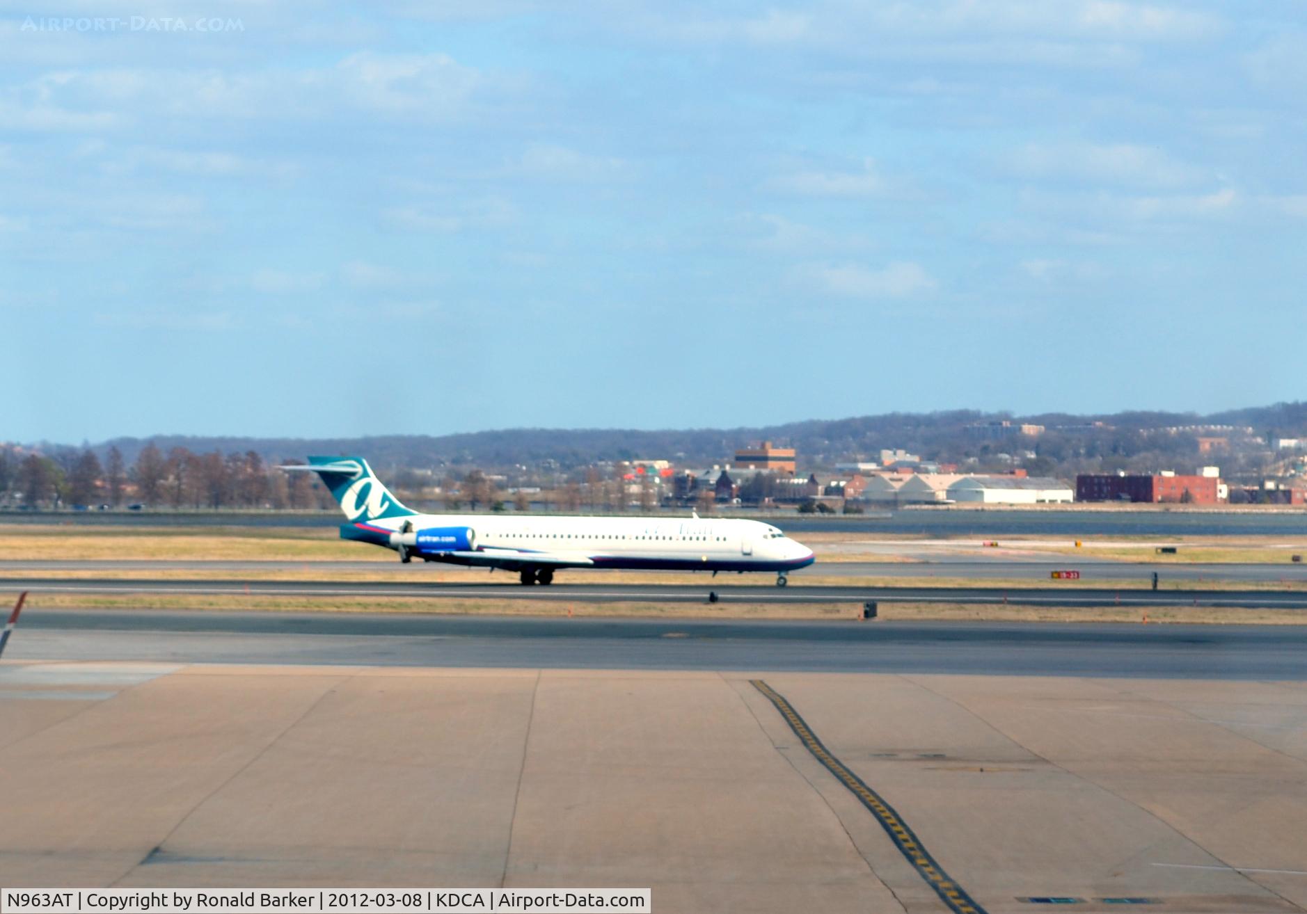 N963AT, 2001 Boeing 717-200 C/N 55024, Landig DCA, check the thrust reversors