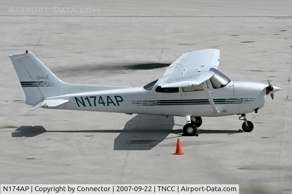 N174AP, 1998 Cessna 172R C/N 17280163, Waiting in the hot sun of Curacao.