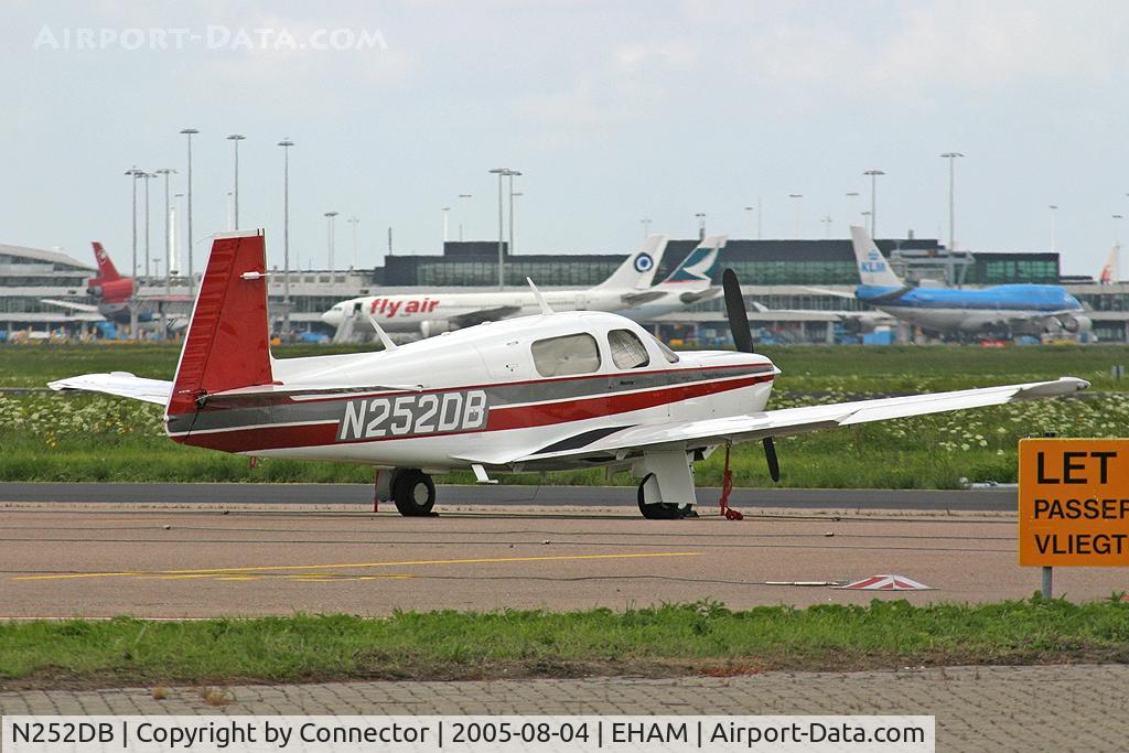 N252DB, 1989 Mooney M20K C/N 25-1199, Waiting at Amsterdam.