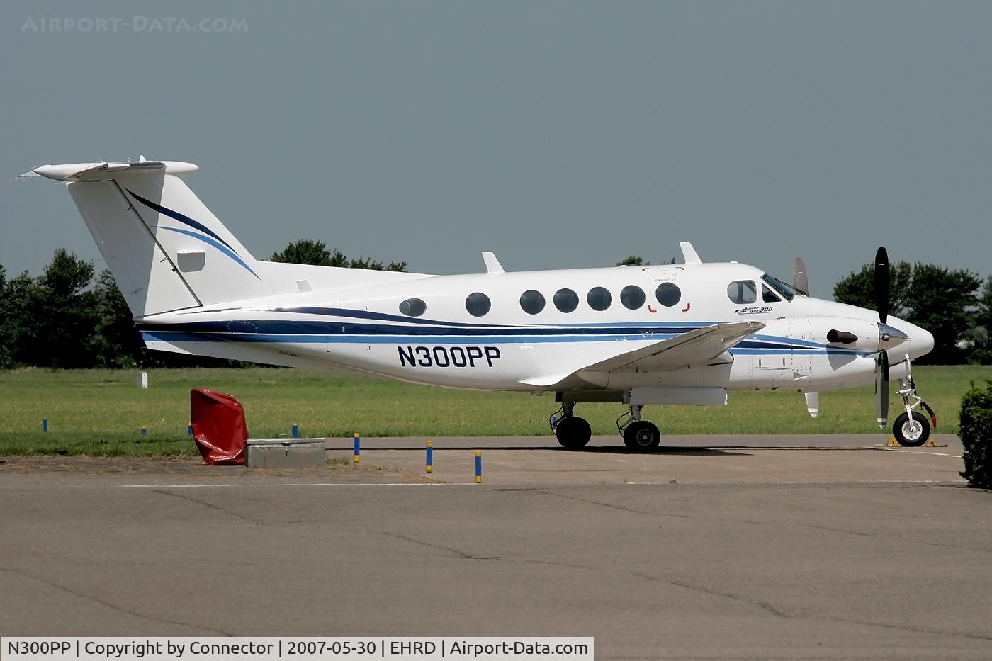 N300PP, 1988 Beech 300 C/N FA-171, Waiting at Rotterdam.