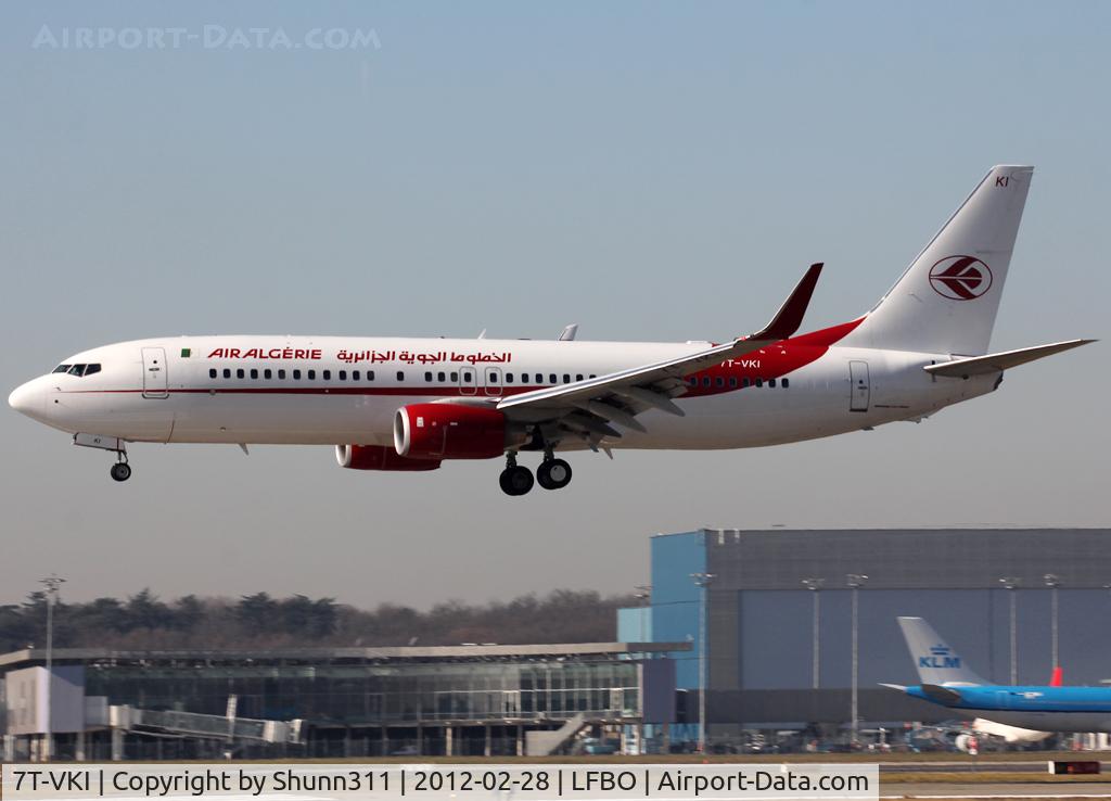 7T-VKI, 2011 Boeing 737-8D6 C/N 40863, Landing rwy 14L