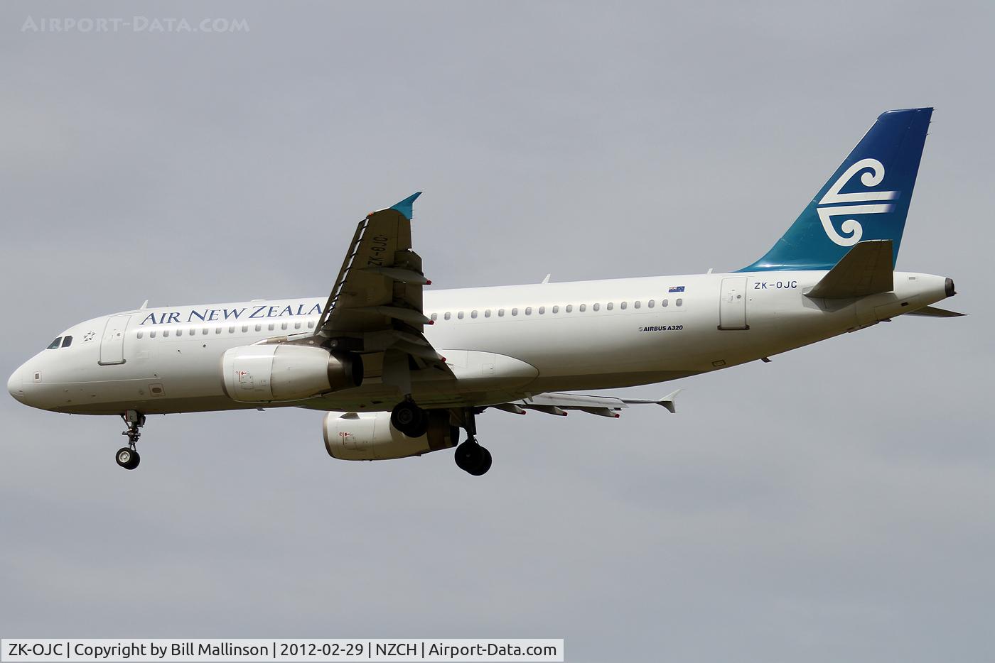 ZK-OJC, 2003 Airbus A320-232 C/N 2112, finals to 02