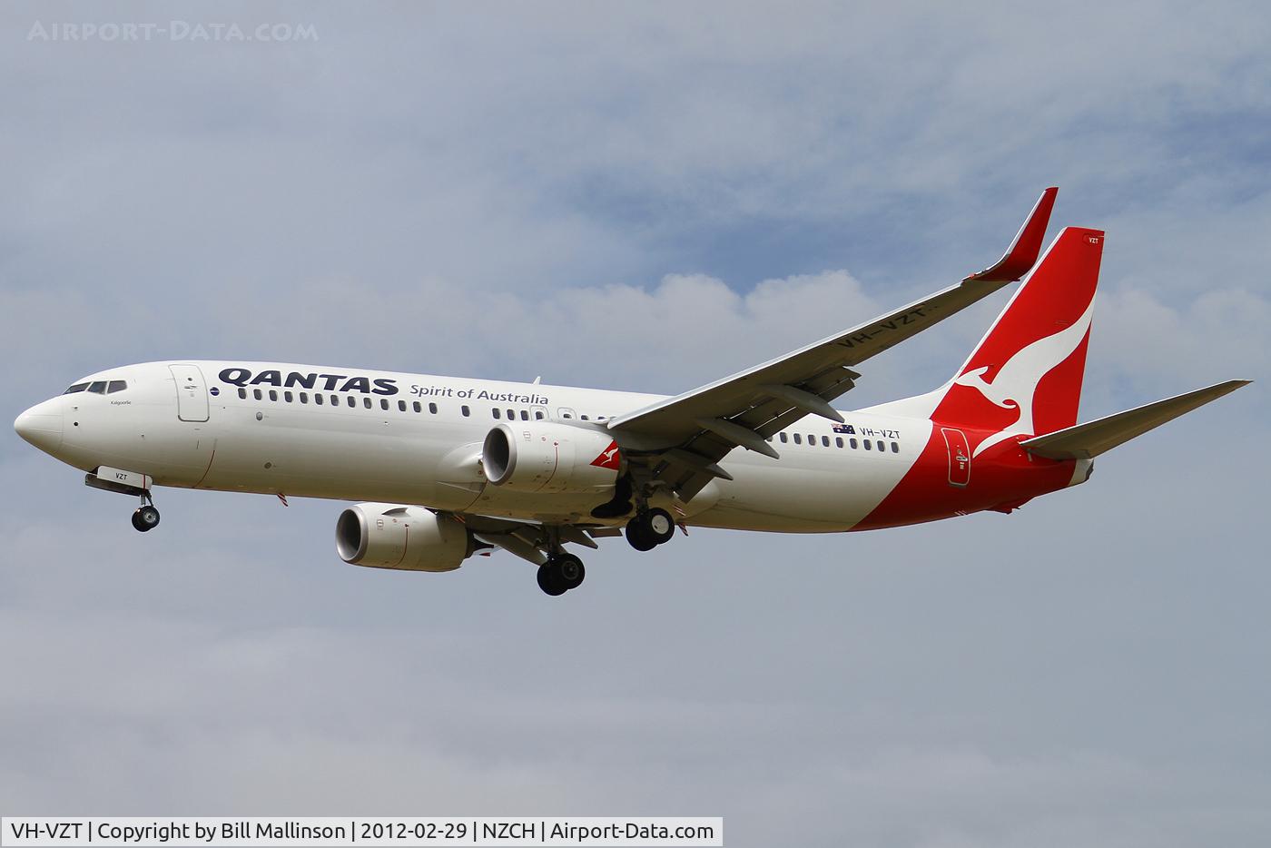 VH-VZT, 2011 Boeing 737-838 C/N 34186, finals to 02