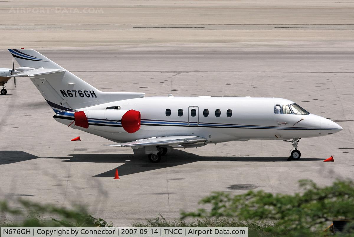 N676GH, 2004 Raytheon Hawker 800XP C/N 258676, Waiting in the hot sun of Cuaracao.