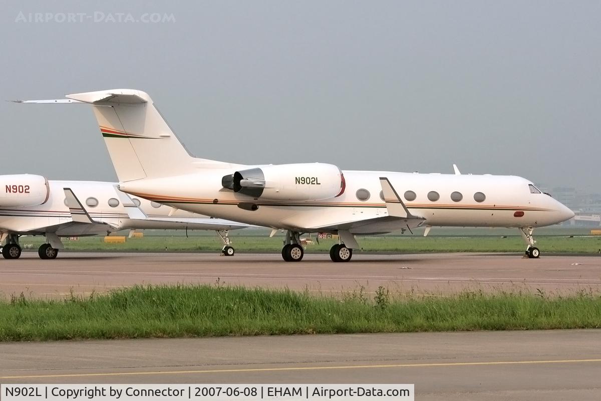 N902L, 2003 Gulfstream Aerospace G-IV (G400) C/N 1504, Waiting at Amsterdam.