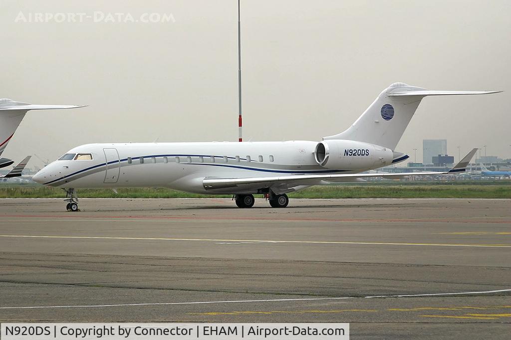 N920DS, 2002 Bombardier BD-700-1A10 Global Express C/N 9113, Waiting at Amsterdam.