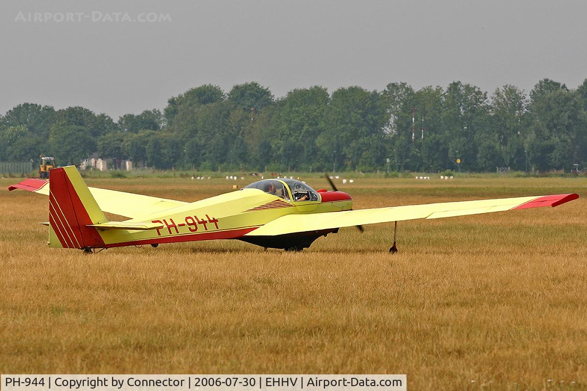 PH-944, Scheibe SF-25C Falke C/N 44520, Ready fot take off.