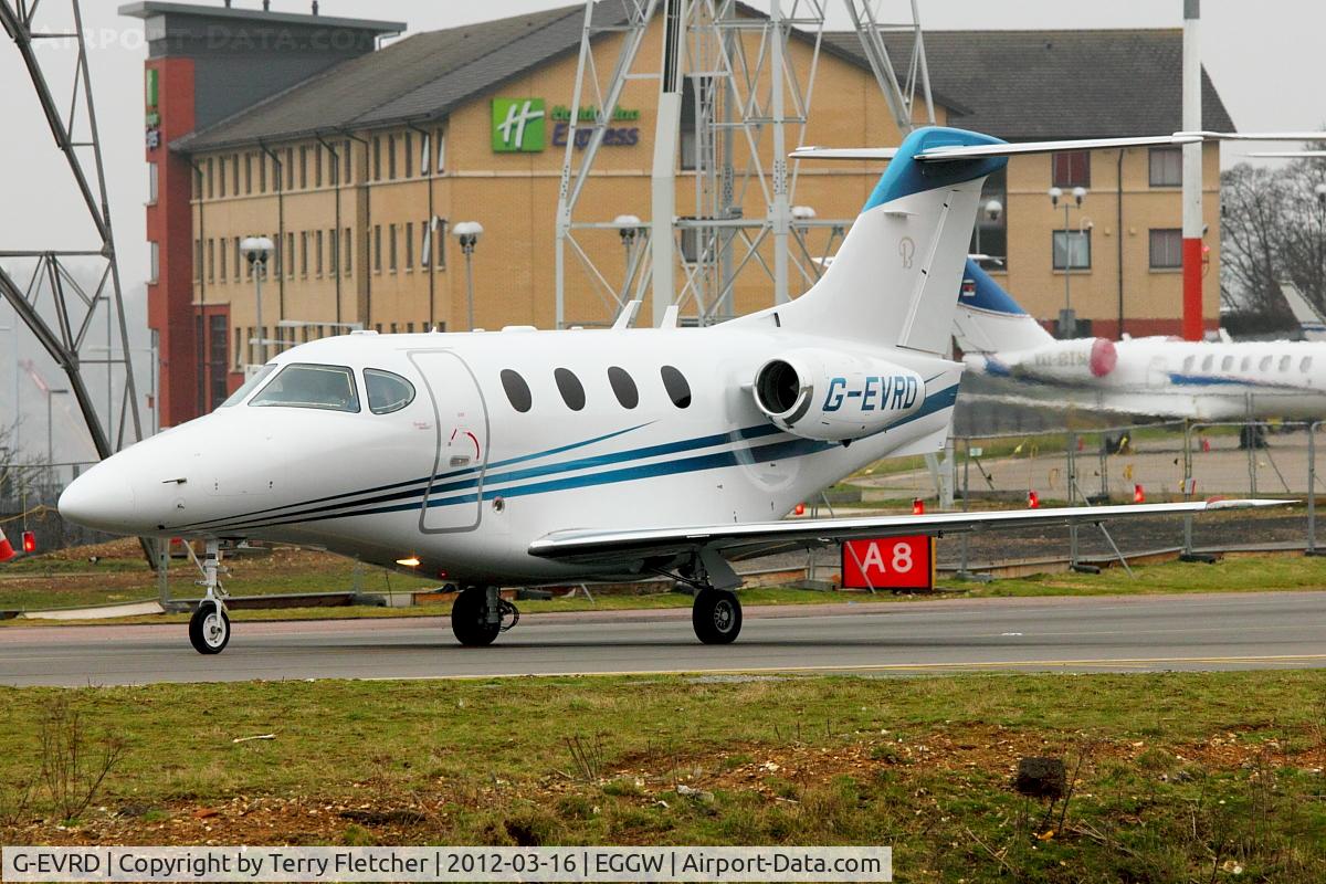 G-EVRD, 2006 Raytheon 390 Premier 1A C/N RB-172, 2006 Raytheon Aircraft Company 390, c/n: RB-172 taxies out at Luton
