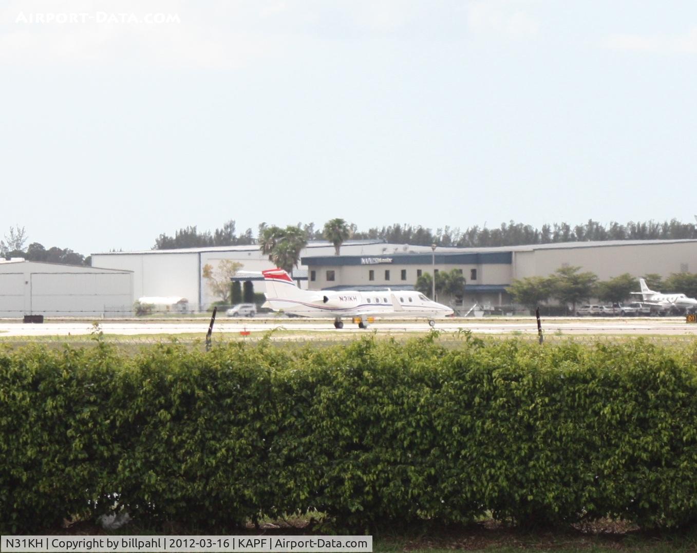 N31KH, 1999 Learjet Inc 31A C/N 173, Taxiing to runway, Naples Municipal