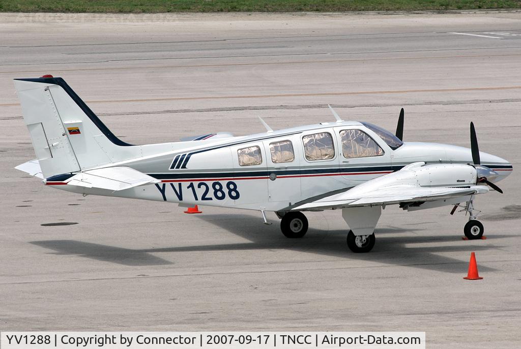 YV1288, Beech 58 Baron Baron C/N TH-1625, Waiting in the hot sun of Curacao.