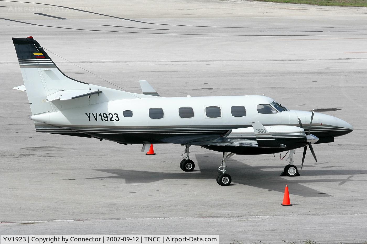 YV1923, Fairchild Swearingen SA-227TT Merlin 300 C/N TT-447, Waiting in the hot sun of Curacao.