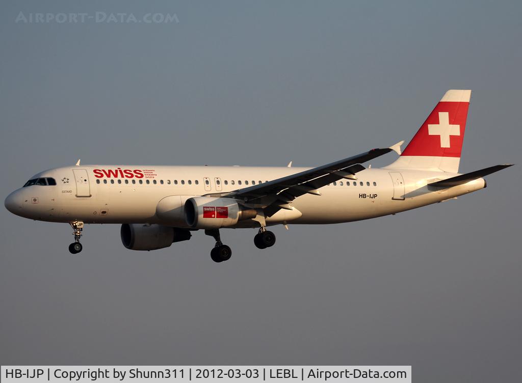 HB-IJP, 1997 Airbus A320-214 C/N 681, Landing rwy 25R