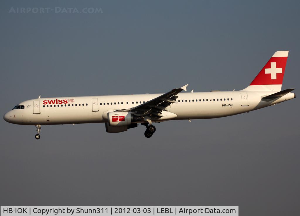 HB-IOK, 1999 Airbus A321-111 C/N 987, Landing rwy 25R