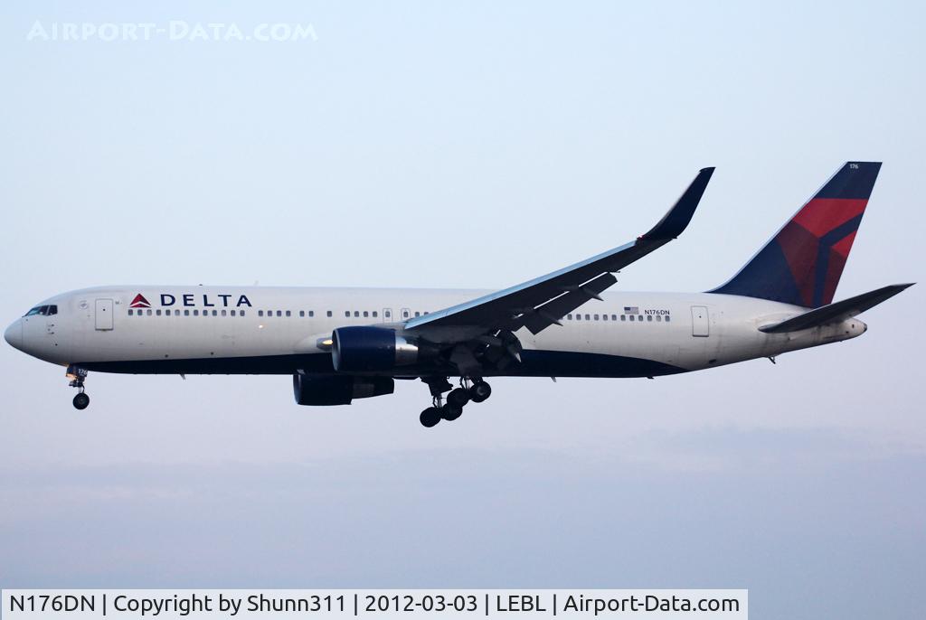 N176DN, 1990 Boeing 767-332 C/N 25061, Landing rwy 25R