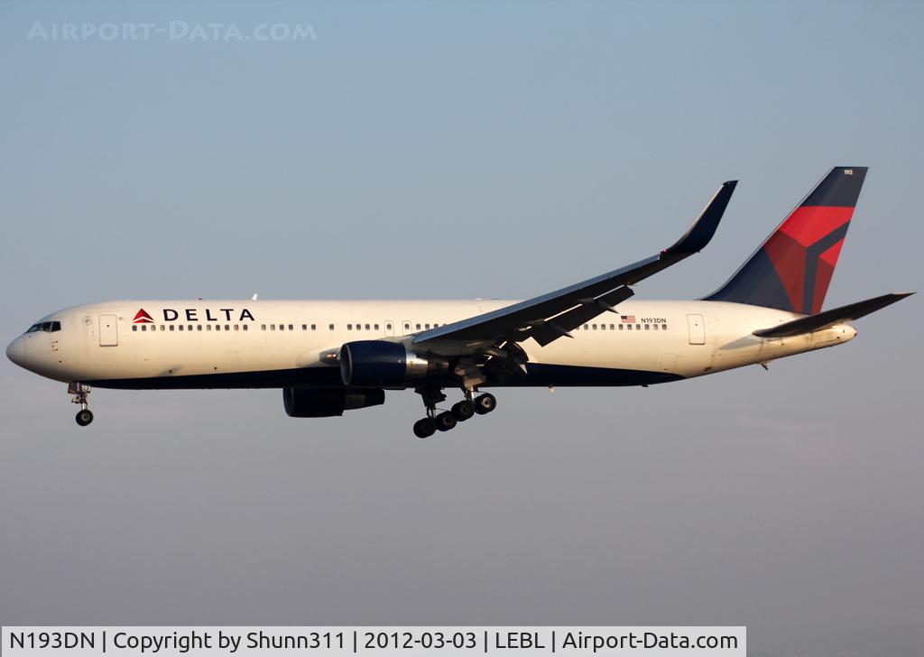 N193DN, 1997 Boeing 767-332 C/N 28450, Landing rwy 25R