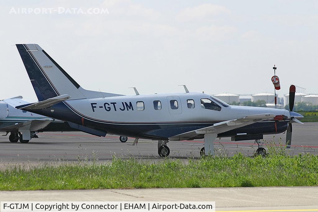F-GTJM, 1999 Socata TBM-700 C/N 145, Waiting in Amsterdam.