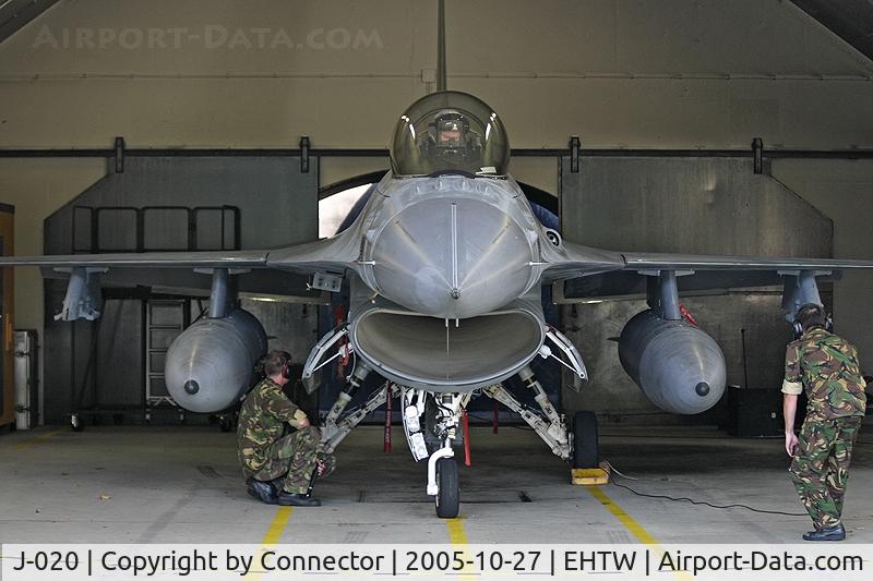 J-020, General Dynamics F-16AM Fighting Falcon C/N 6D-176, Preparing for a flight.