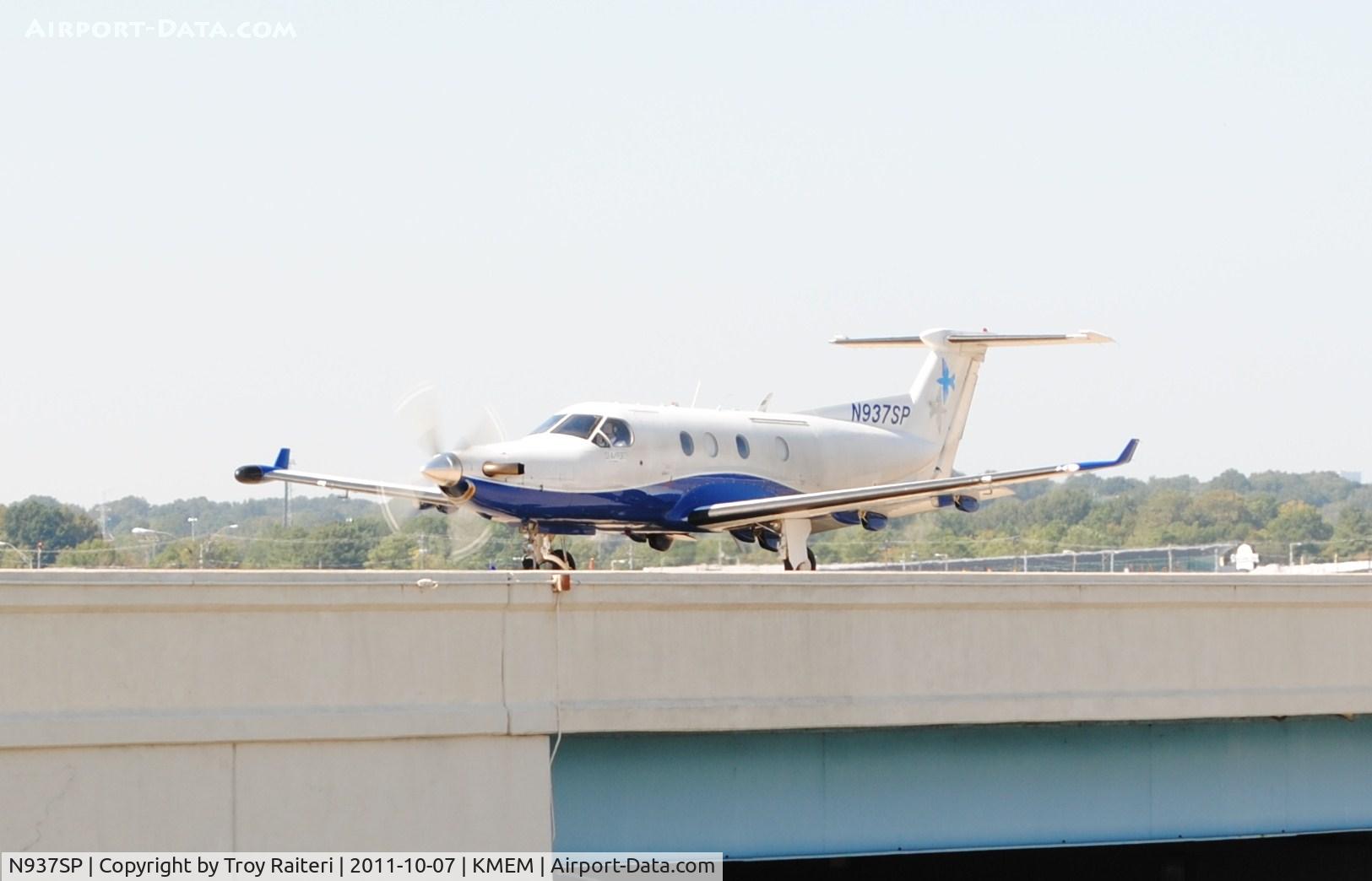N937SP, 2000 Pilatus PC-12/45 C/N 307, SeaPort Airlines PC-12 taxis by on N for departure on 18R
