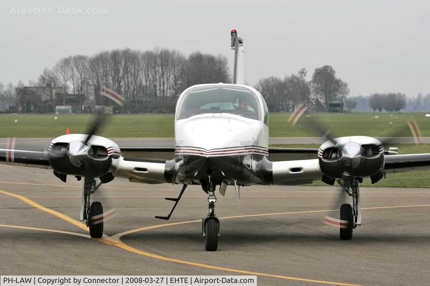 PH-LAW, Cessna T310R C/N 310R0096, Looking for a parking spot.