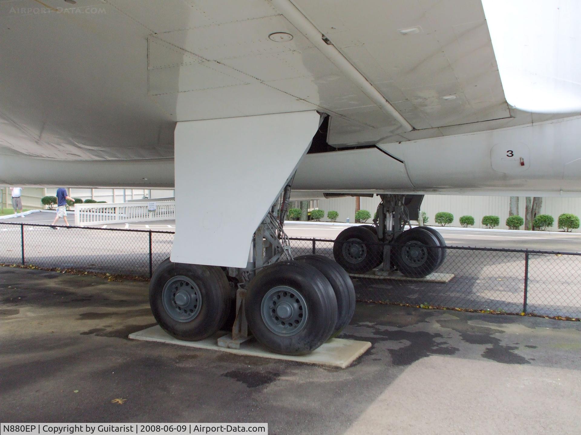 N880EP, 1960 Convair 880-22-2 C/N 22-00-38, The undercarriage of N880EP