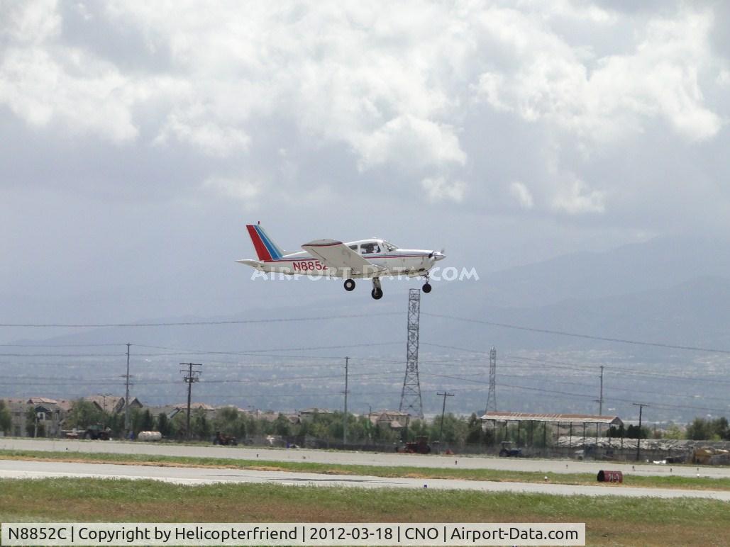 N8852C, 1976 Piper PA-28R-200 C/N 28R-7635184, Taking off westbound