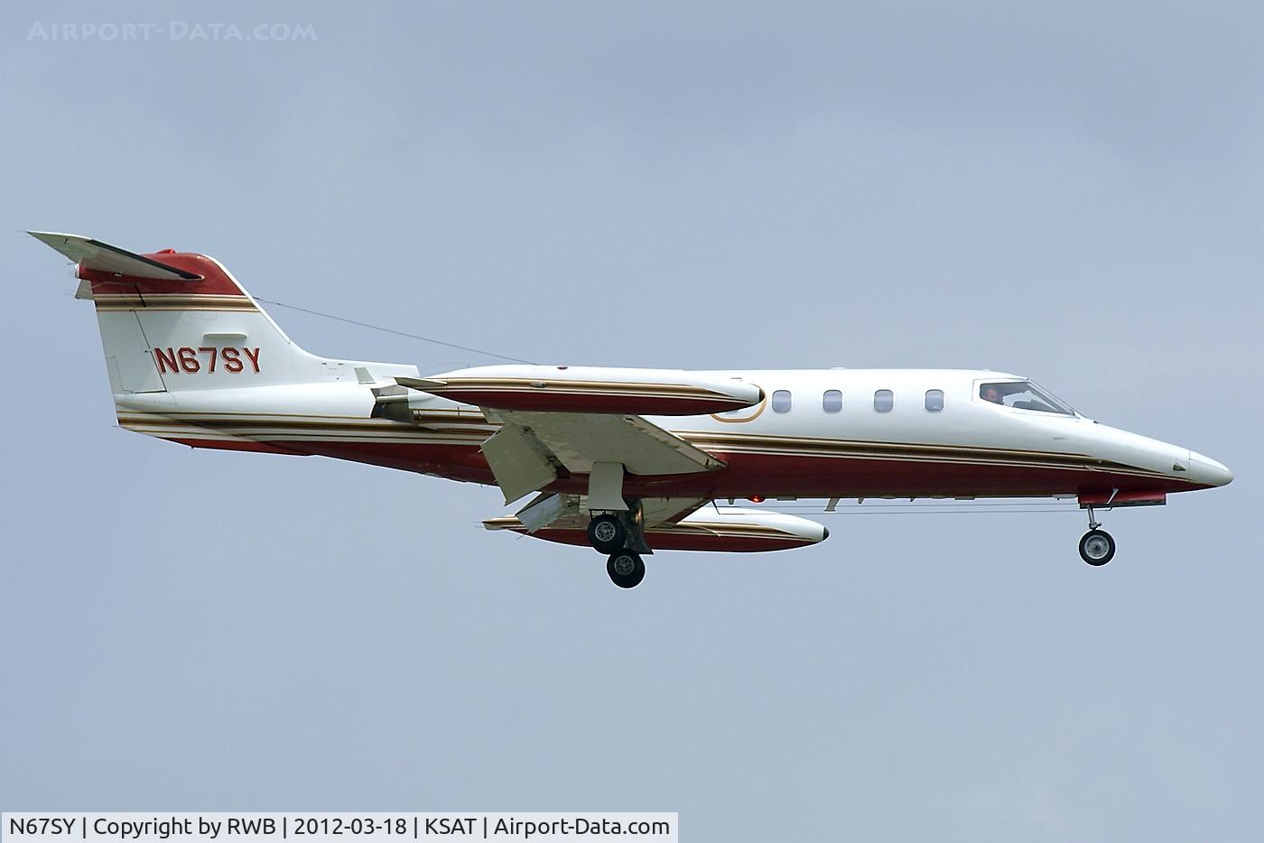 N67SY, 1972 Gates Learjet 25B C/N 82, On approach 12R