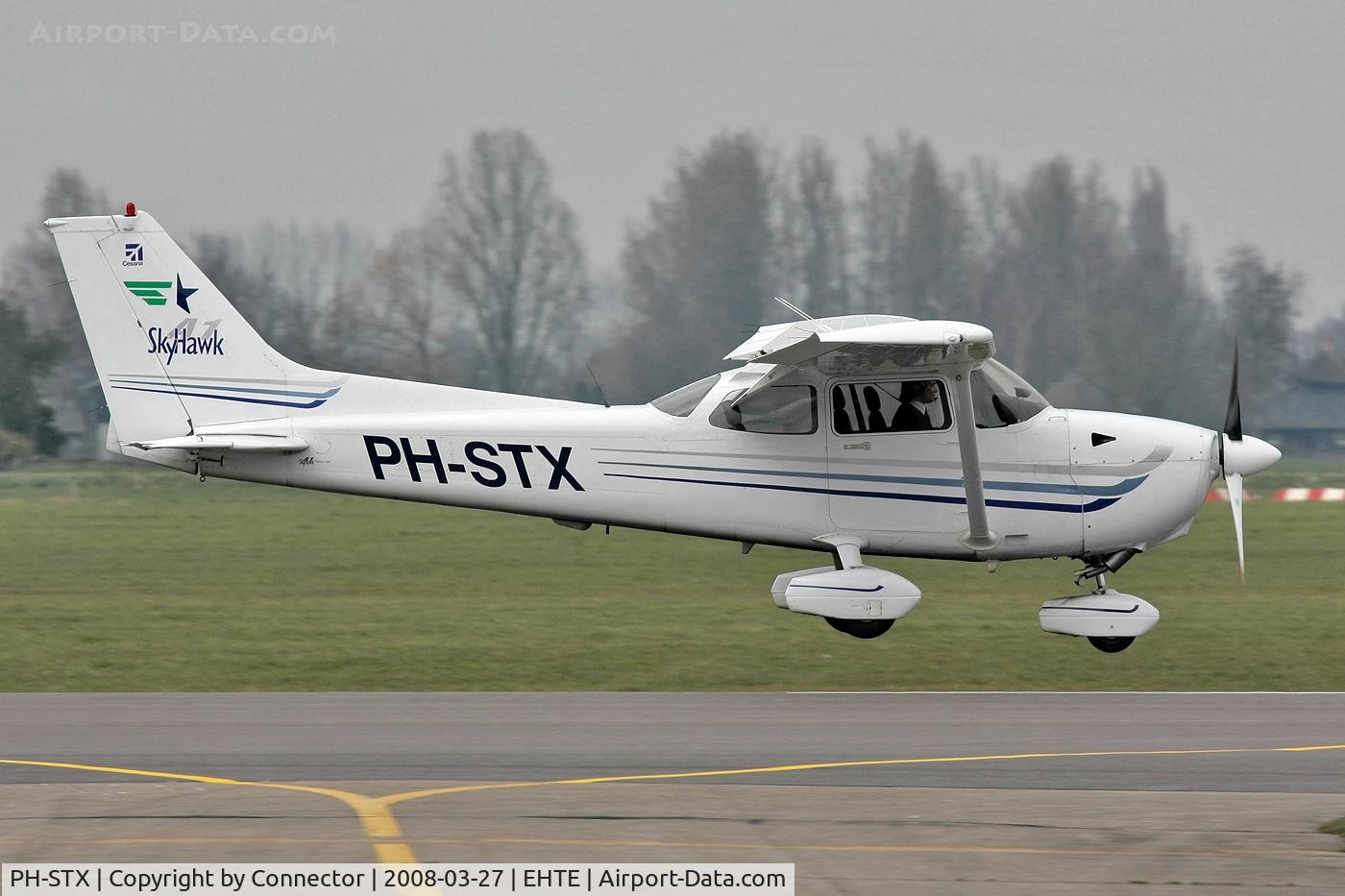 PH-STX, 2003 Cessna 172S C/N 172S9292, Final corrections before touchdown.